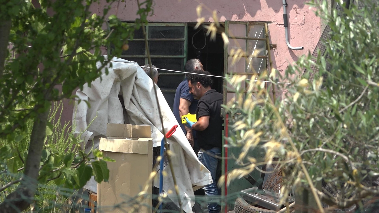 I carabinieri coordinati da Luca Tescaroli per ore, ieri, nell’abitazione di Vasile Frumuzache. Occorre verificare se la lama repertata corrisponda a quella che stanno cercando gli inquirenti. .