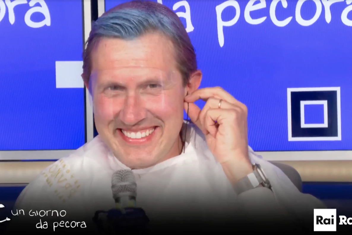 Dario Nardella con i capelli blu e viola: lo aveva promesso ed è accaduto. L'acconciatura durante "Un giorno da pecora", il programma di Radio Rai