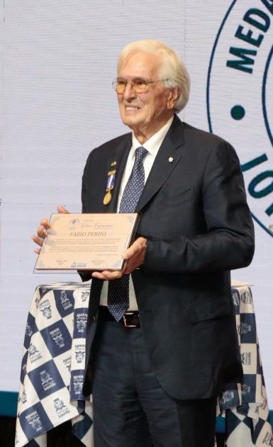 https://www.lanazione.it/image-service/view/acePublic/alias/contentid/M2ExNmU3MDgtMjUxMi00/0/a-fabio-perini-la-medaglia-dona-francisca.jpeg?f=1.91:1&w=1200