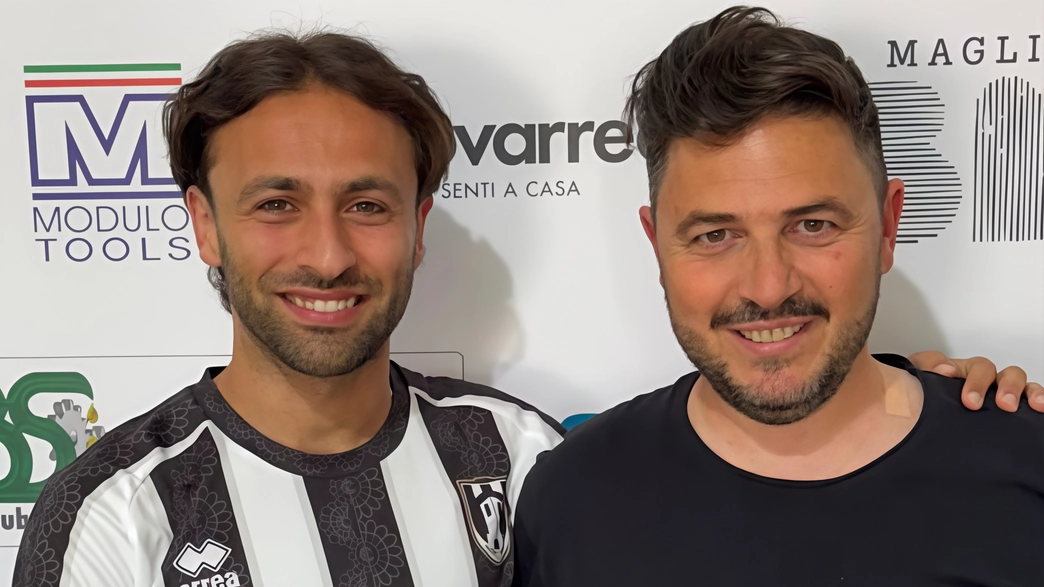 L’attaccante Mattia Alagia, 28 anni, con il. direttore sportivo del Sansepolcro. Emanuele Monni. Alagia aveva già indossato la maglia bianconera L’attaccante Mattia Alagia, 28 anni, con il. direttore sportivo del Sansepolcro. Emanuele Monni. Alagia aveva già indossato la maglia bianconera
