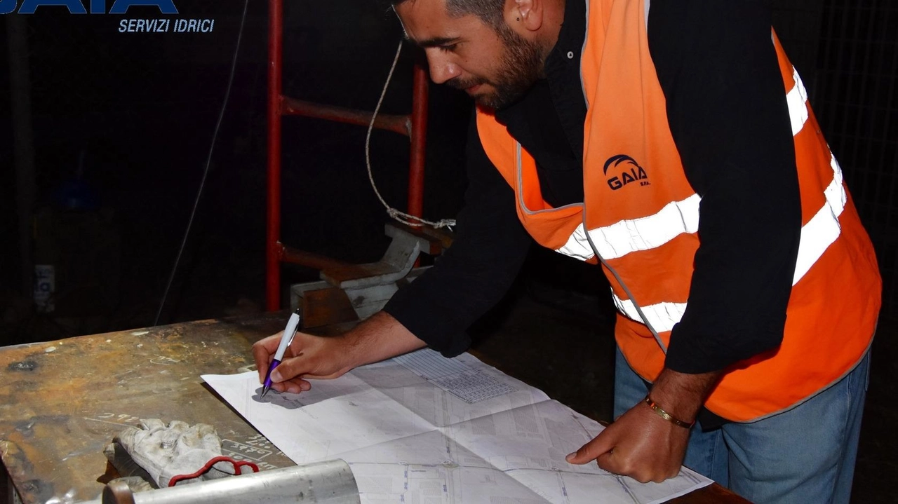 Un tecnico di Gaia al lavoro in un impianto di depurazione Un tecnico di Gaia al lavoro in un impianto di depurazione