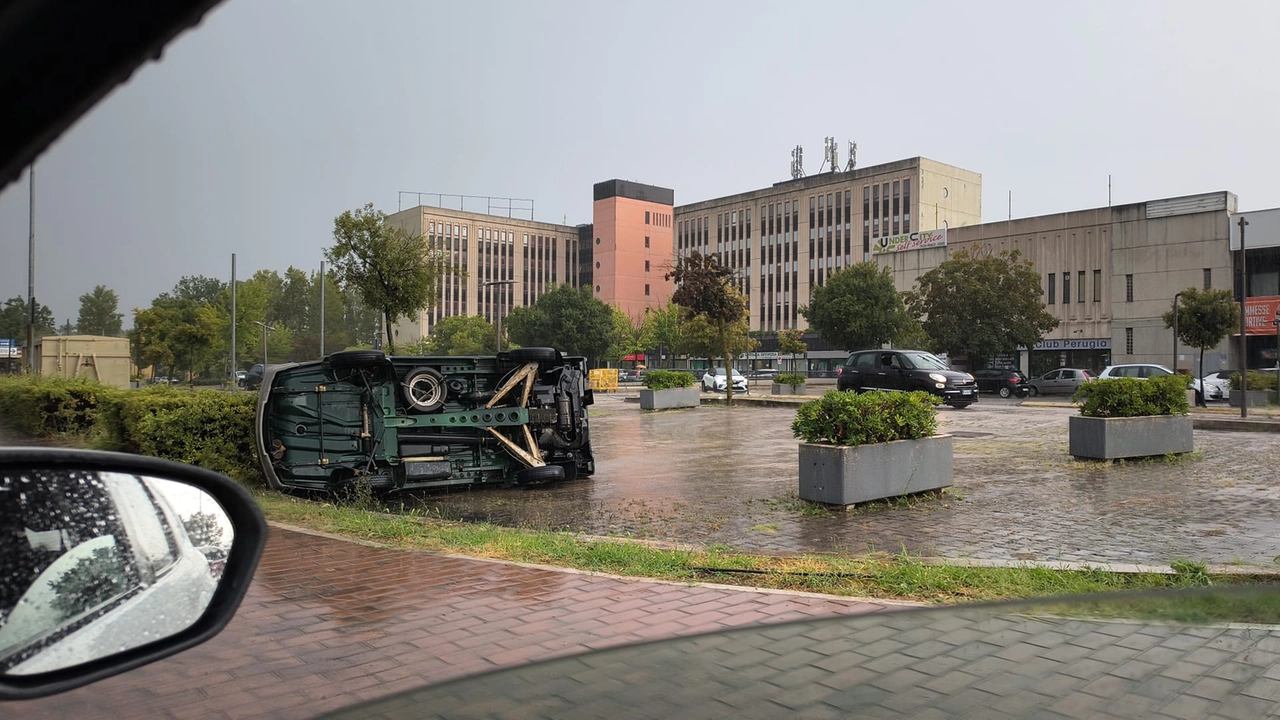 Una macchina ribaltata dal vento