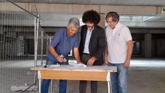 La firma del verbale di cantiere tra. Marco Salvi e l’Impresa Ricci di Castiglione La firma del verbale di cantiere tra. Marco Salvi e l’Impresa Ricci di Castiglione