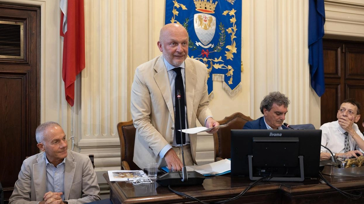 Il sindaco Claudio Del Rosso in un consiglio comunale (Goiorani) Il sindaco Claudio Del Rosso in un consiglio comunale (Goiorani)