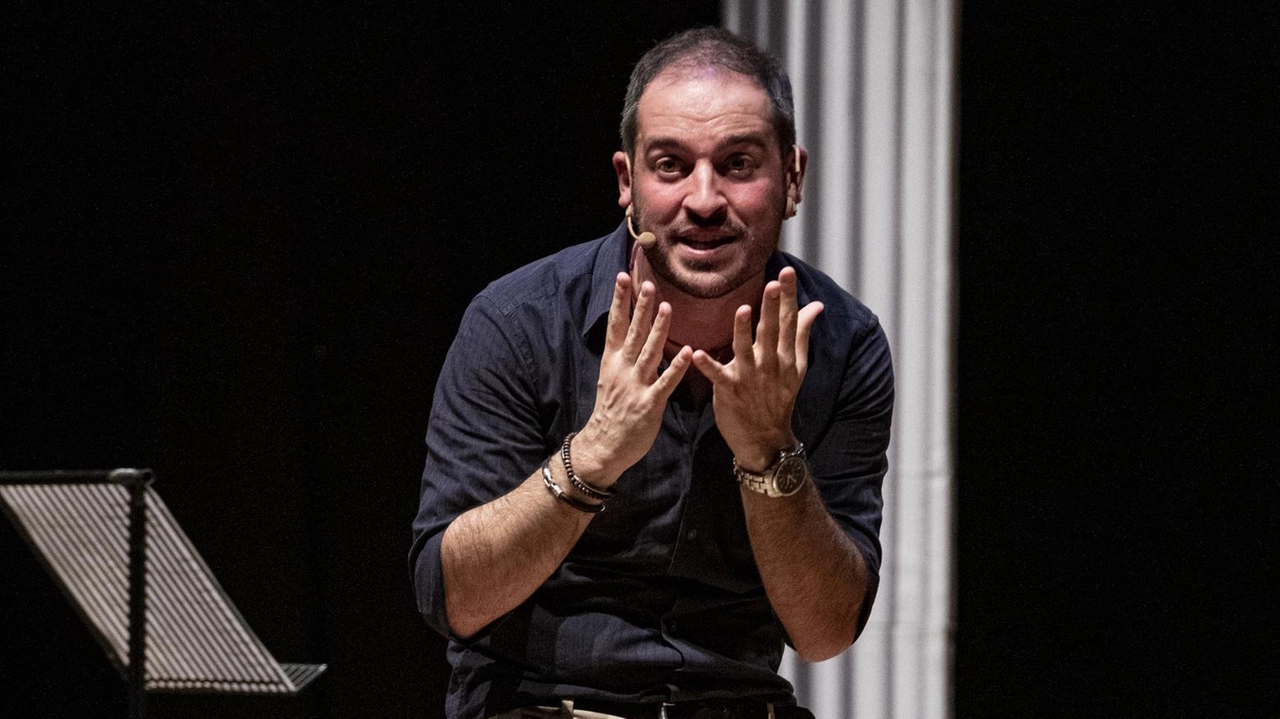 Filippo Caccamo, attore, inlìfluencer ed ex insegnante,. sta girando l’Italia con i suoi show dedicati al tragicomico mondo della scuola, quasi sempre sold out