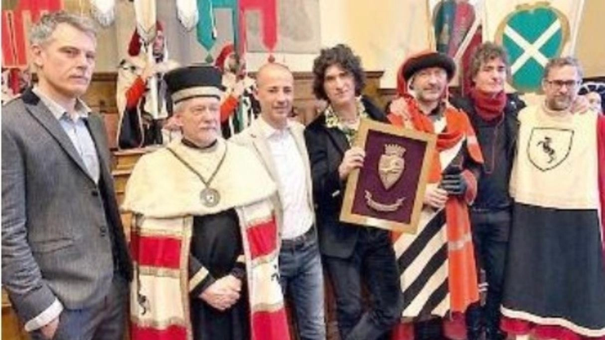 "Straordinaria la sensazione di aver ritrovato l’ispirazione giusta": pienoni ovunque, tour italiano. La città sempre nel cuore. "Video girato in centro, il top è un bicchiere di vino in piazza Grande".