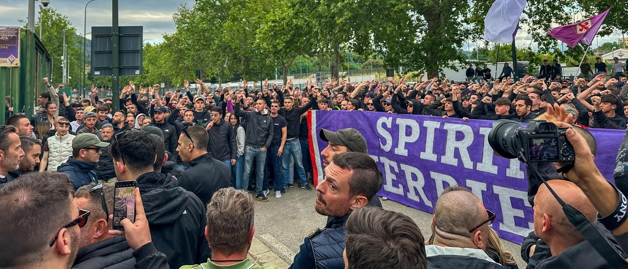 Fiorentina: la Curva Fiesole carica la squadra per la sfida contro il Betis Siviglia