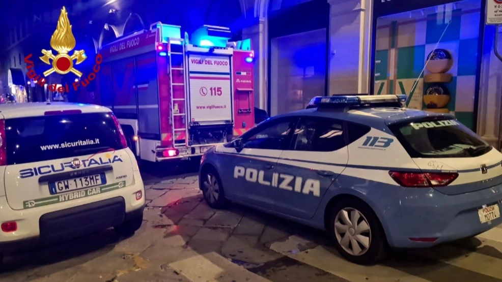 Vigili del fuoco e polizia sul luogo del furto
