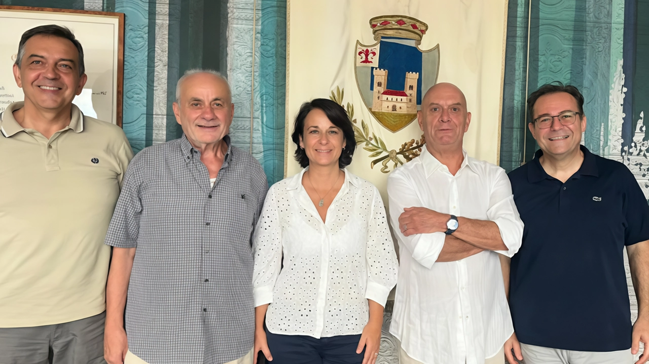 La sindaca Claudia Sereni insieme ai vertici dell’associazione bocciofila La sindaca Claudia Sereni insieme ai vertici dell’associazione bocciofila