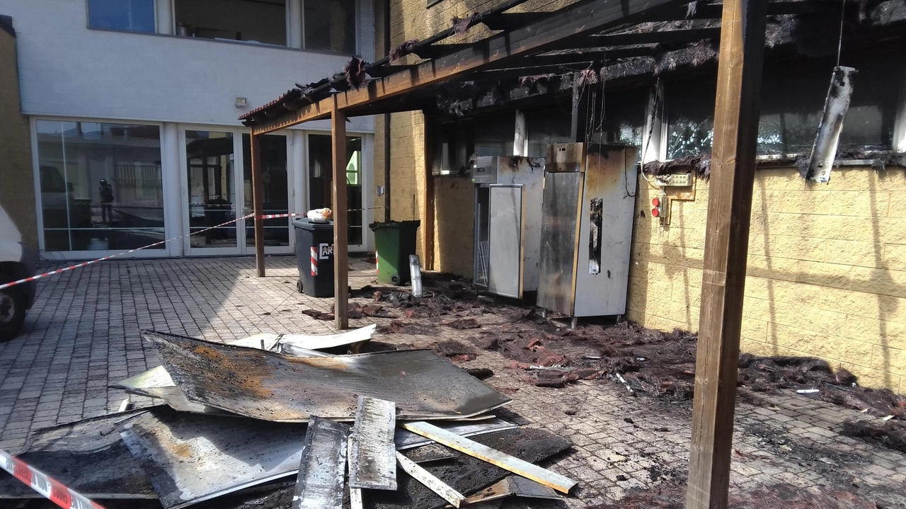 Il casottino in legno che serve alla “Sagra sul sagrato“. completamente andato distrutto alla parrocchia della Migliarina nell’incendio divampato sabato notte Il casottino in legno che serve alla “Sagra sul sagrato“. completamente andato distrutto alla parrocchia della Migliarina nell’incendio divampato sabato notte