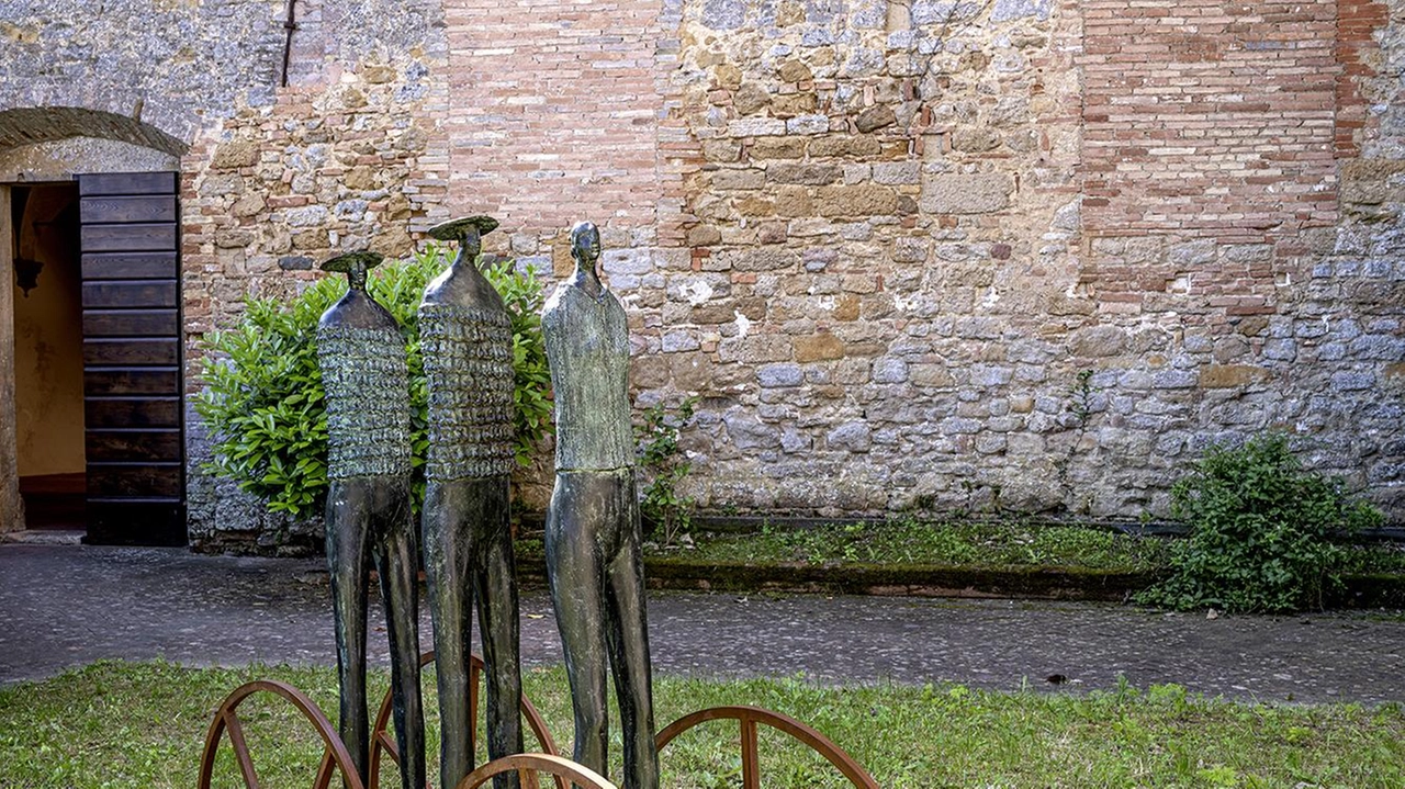Bronzi imponenti, solidi come storie raccontate di padre in figlio, conquistano le strade e le piazze di Volterra con la...