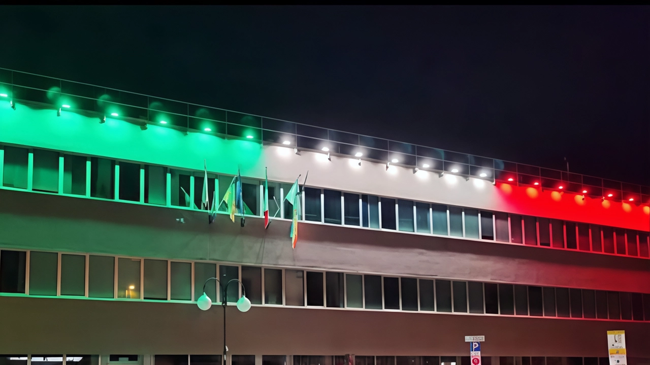 Il palazzo comunale per la prima volta le luci con i colori della bandiera italiana, sorprendendo la città. Nei prossimi... Il palazzo comunale per la prima volta le luci con i colori della bandiera italiana, sorprendendo la città. Nei prossimi...