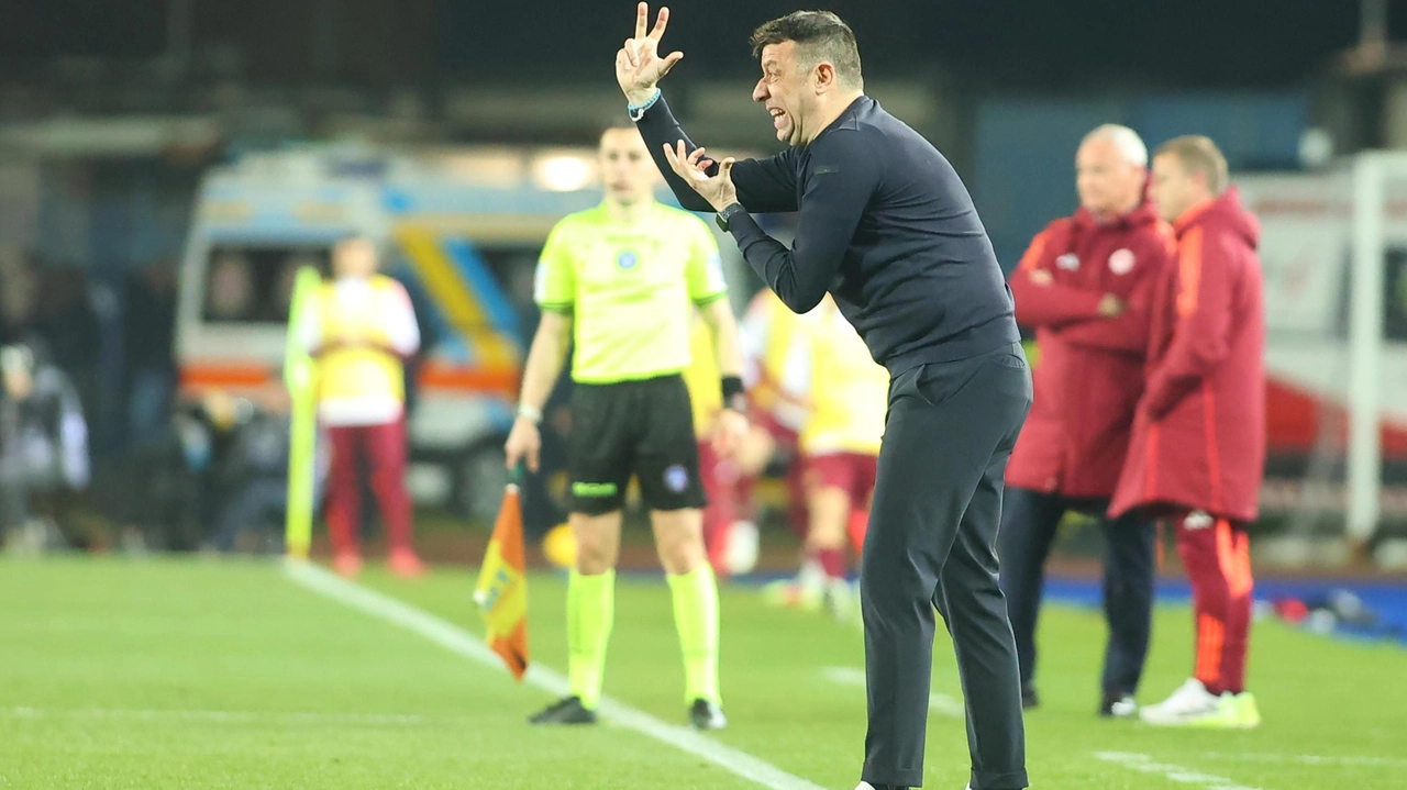 Roberto D’Aversa: il gesto del ’tre’ indica anche le vittorie che il tecnico abruzzese ha ottenuto in carriera contro il Como: la prima fu nel 2015-16