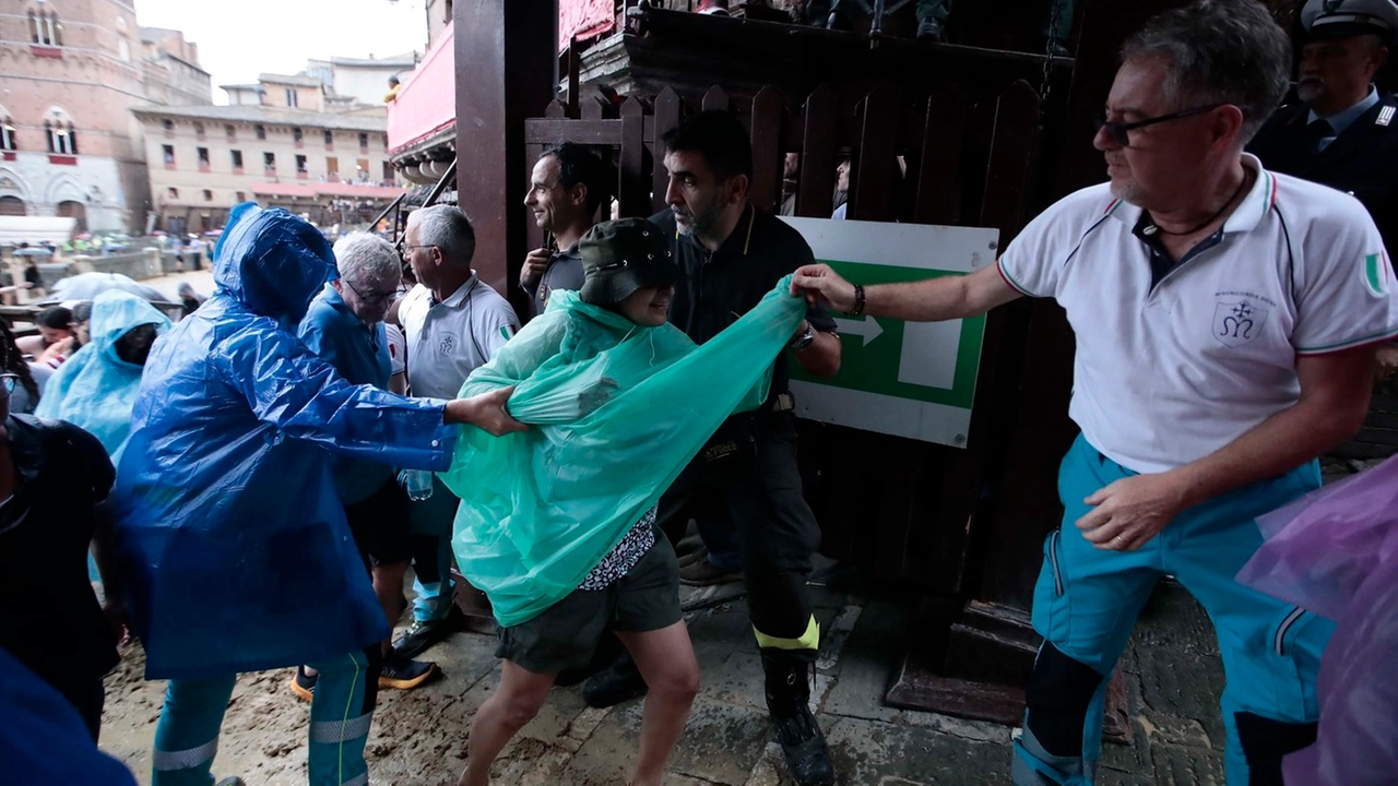 Siena, Palio affossato da venti minuti di pioggia. E la Piazza si svuota