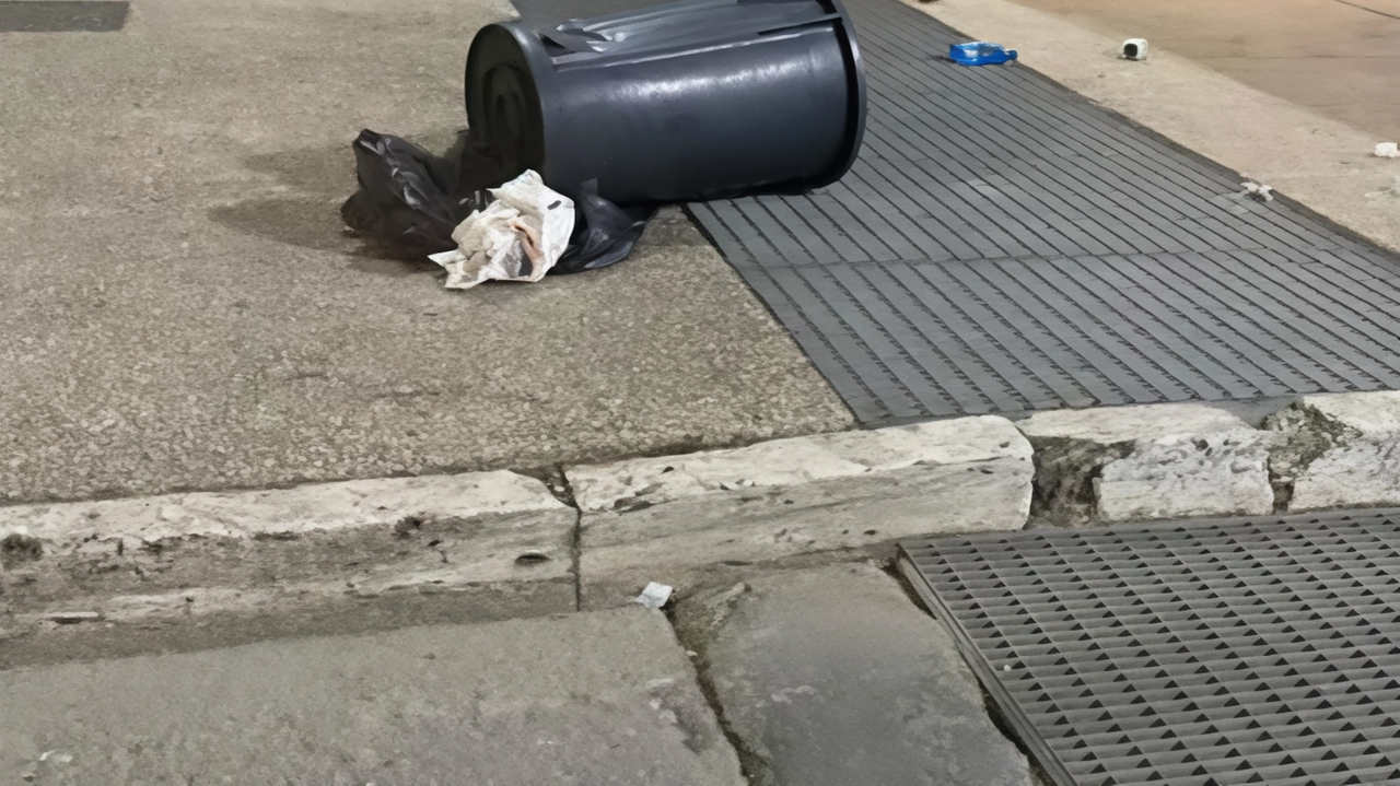 Fontivegge show: ci risiamo. Uno straniero ubriaco mezzo nudo ha fatto il diavolo a quattro nei pressi di piazza del... Fontivegge show: ci risiamo. Uno straniero ubriaco mezzo nudo ha fatto il diavolo a quattro nei pressi di piazza del...