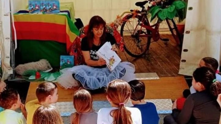 Daniela Bertini con alcuni dei ’suoi’ bimbi Daniela Bertini con alcuni dei ’suoi’ bimbi