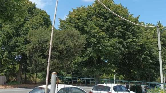 Il cavo elettrico sospeso e provvisorio da un anno in via Venezia a Torre del Lago. Domani cominciano i lavori Il cavo elettrico sospeso e provvisorio da un anno in via Venezia a Torre del Lago. Domani cominciano i lavori