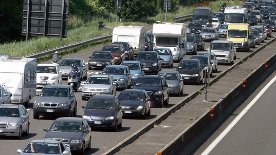 Traffico in autostrada in una foto di repertorio Traffico in autostrada in una foto di repertorio