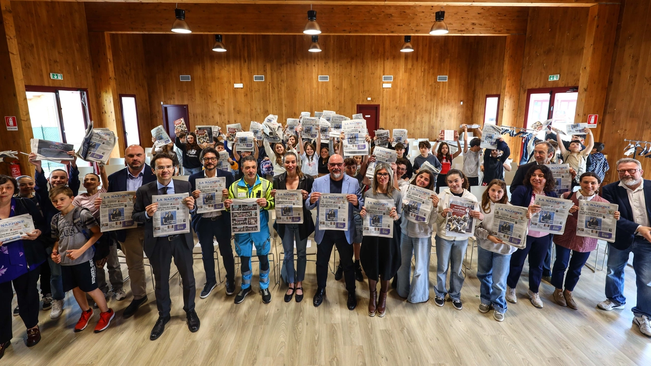 Foto di gruppo alla premiazione del progetto de Qn-La Nazione "Cronisti in classe 2025" (Gasperini/Germogli)