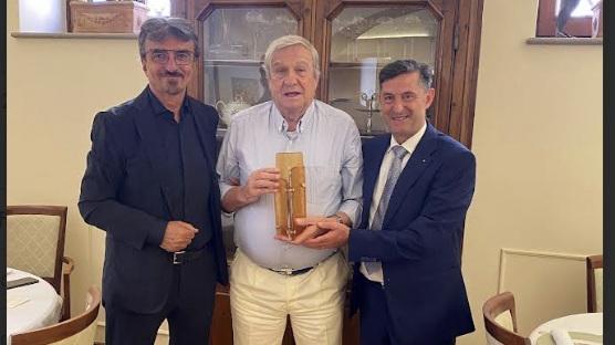 https://www.lanazione.it/image-service/view/acePublic/alias/contentid/M2FlODUyMWItYjk3OS00/0/la-premiazione.jpeg?f=16:9&w=1200&h=630