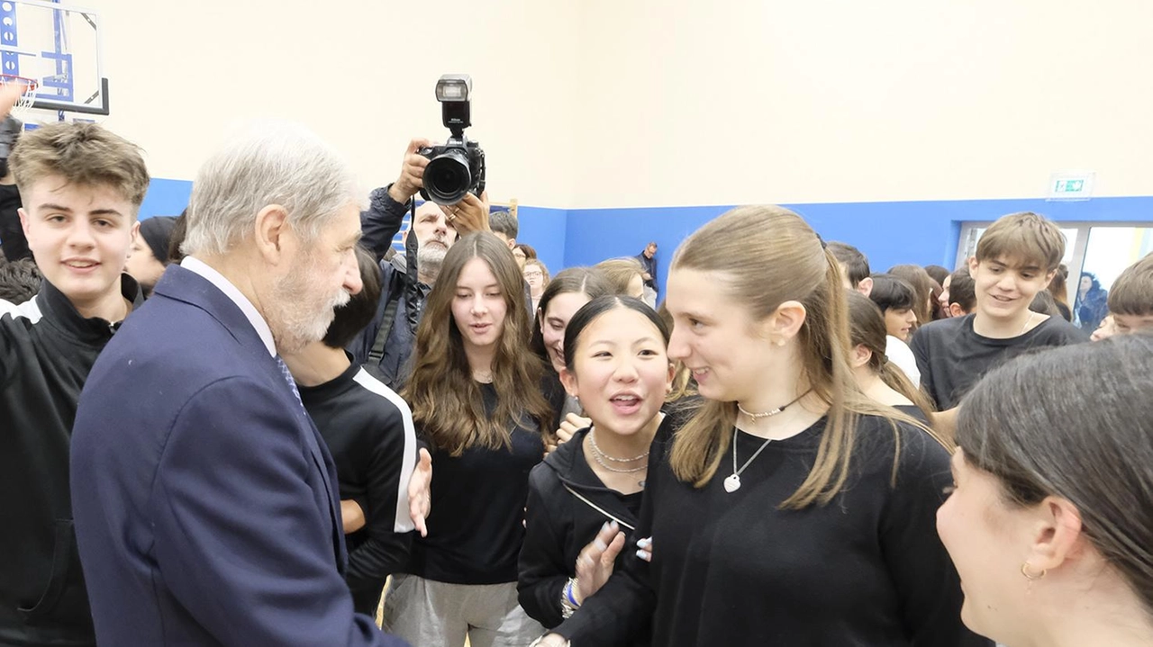 Il presidente regionale, Marco Bucci, accolto dagli studenti in occasione dell’inaugurazione della palestra dell’istituto Poggi-Carducci (foto Pasquali). . Il presidente regionale nel pomeriggio si è recato nella sede di Confindustria