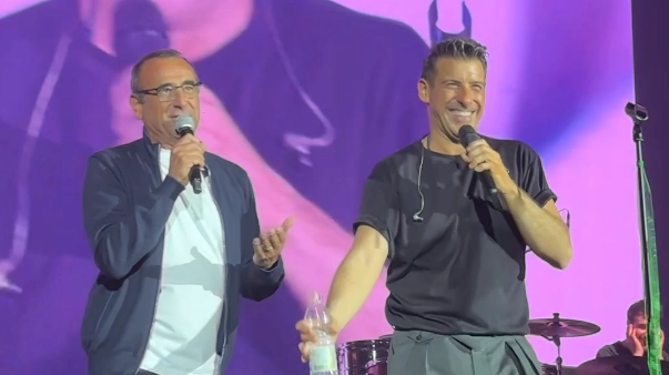 Un mini Sanremo a Firenze, siparietto a sorpresa di Carlo Conti al concerto di Francesco Gabbani