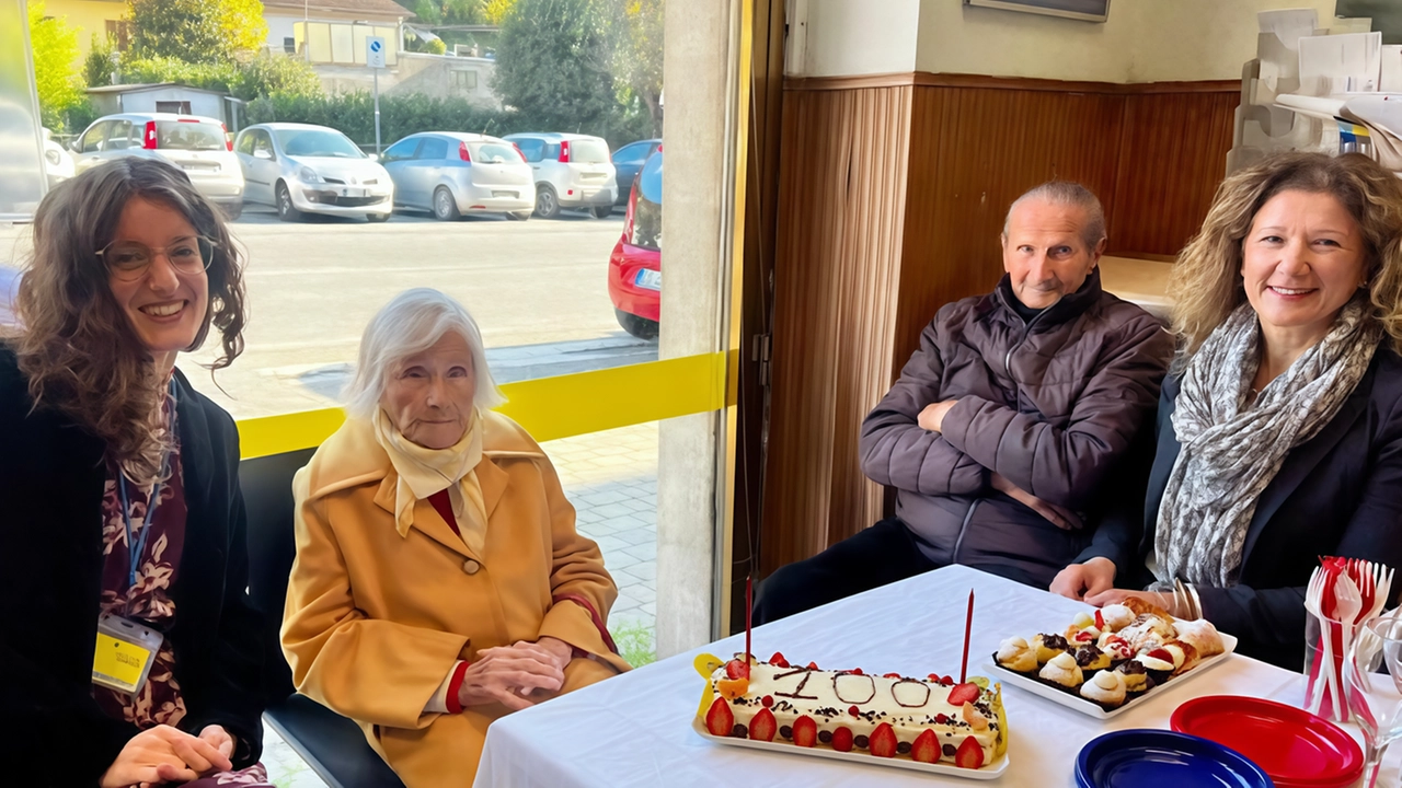 Luisa Storai e Ugo Giaconi festeggiati all’ufficio postale di via Roma Luisa Storai e Ugo Giaconi festeggiati all’ufficio postale di via Roma