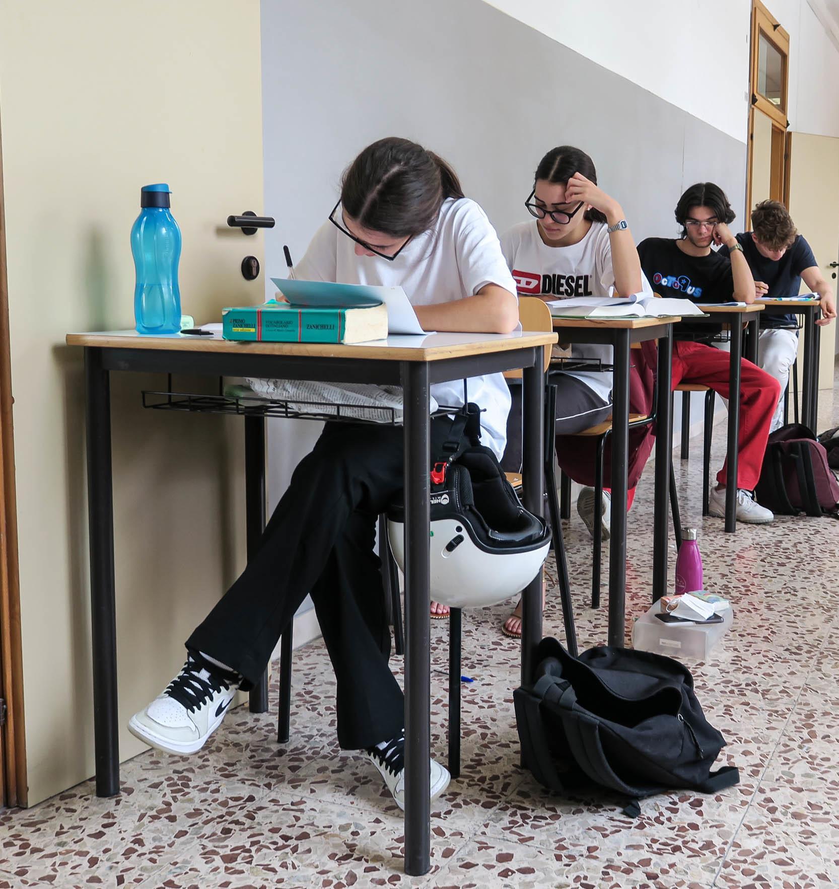Maturità, è il gran giorno. Un turbinio di emozioni. E la prima prova scritta Maturità, è il gran giorno. Un turbinio di emozioni. E la prima prova scritta
