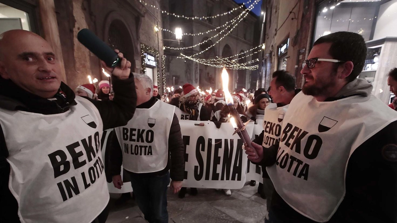 La fiaccolata di protesta organizzata dai lavoratori del sito Beko di Siena nel centro storico della città prima di Natale La fiaccolata di protesta organizzata dai lavoratori del sito Beko di Siena nel centro storico della città prima di Natale