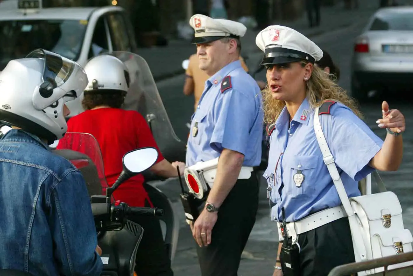 Borseggiatrici in azione alla fermata della tramvia, interviene la municipale