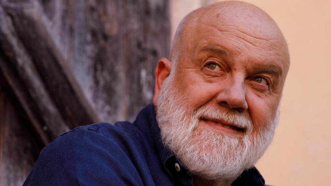 https://www.lanazione.it/image-service/view/acePublic/alias/contentid/M2I3MWYzOWMtZTAzYi00/0/paolo-conte-un-leone-nel-tinello-lomaggio-di-roberto-alinghieri.jpeg?f=16:9&w=1200&h=630