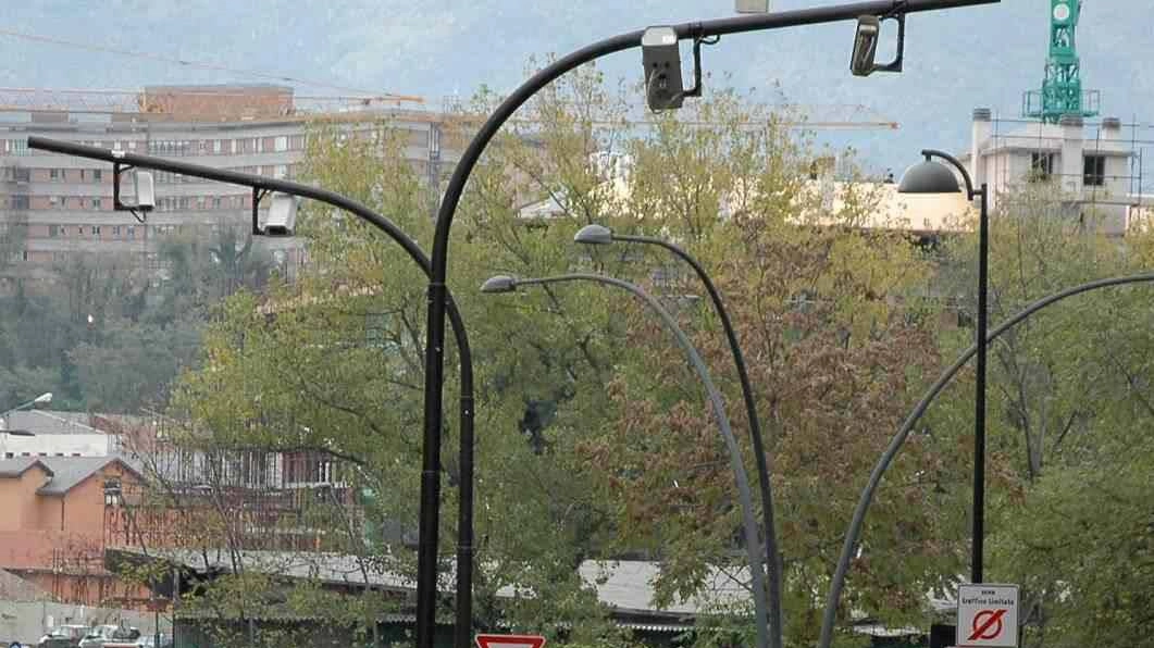L'amministrazione comunale di Terni riapre la Ztl per contrastare la crisi commerciale e demografica del centro cittadino, ampliando le fasce orarie di accesso in via sperimentale. L'amministrazione comunale di Terni riapre la Ztl per contrastare la crisi commerciale e demografica del centro cittadino, ampliando le fasce orarie di accesso in via sperimentale.