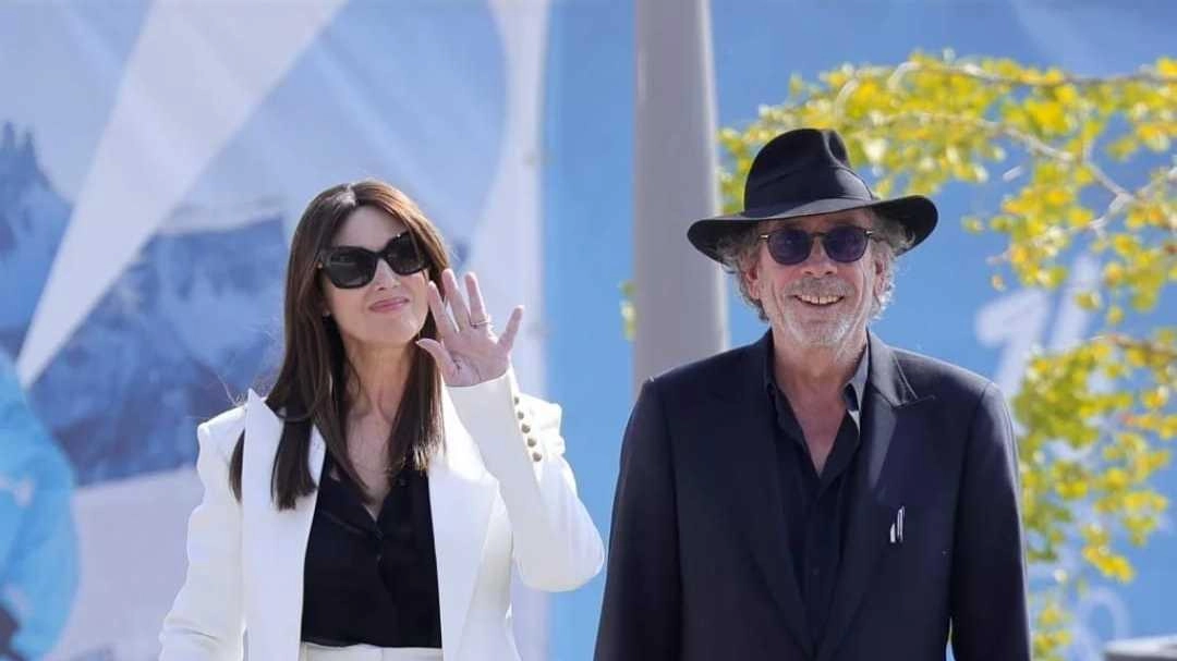Monica Bellucci è sbarcata ieri al Lido, alla Mostra del Cinema insieme a Tim Burton Monica Bellucci è sbarcata ieri al Lido, alla Mostra del Cinema insieme a Tim Burton