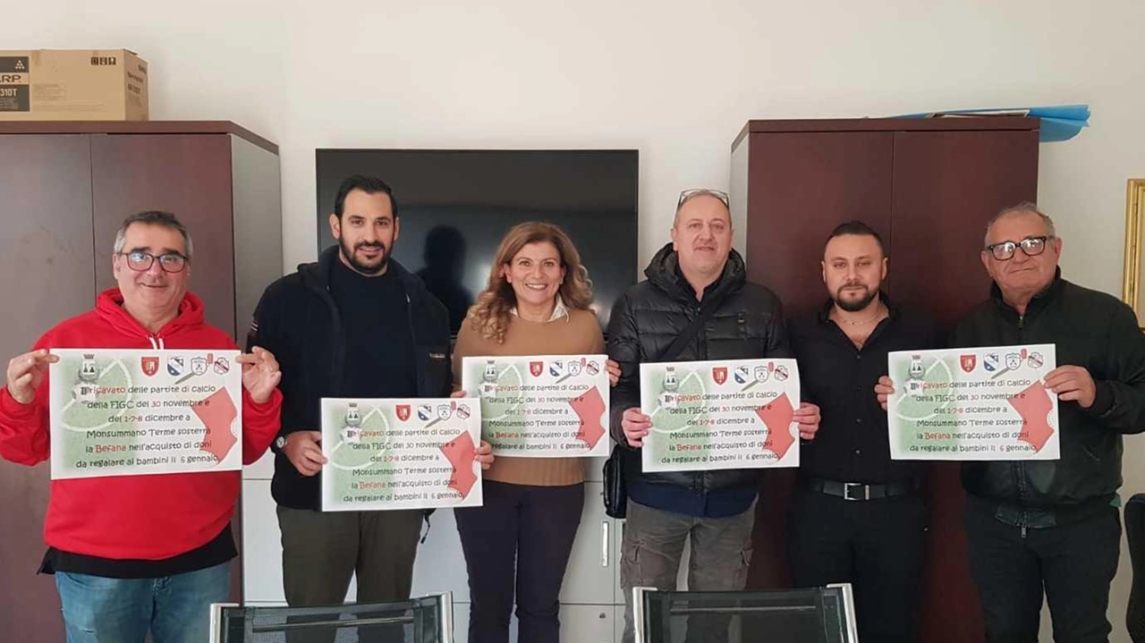 Il sindaco Simona De Caro insieme alle società di calcio del territorio che collaborano negli eventi per il Natale Il sindaco Simona De Caro insieme alle società di calcio del territorio che collaborano negli eventi per il Natale