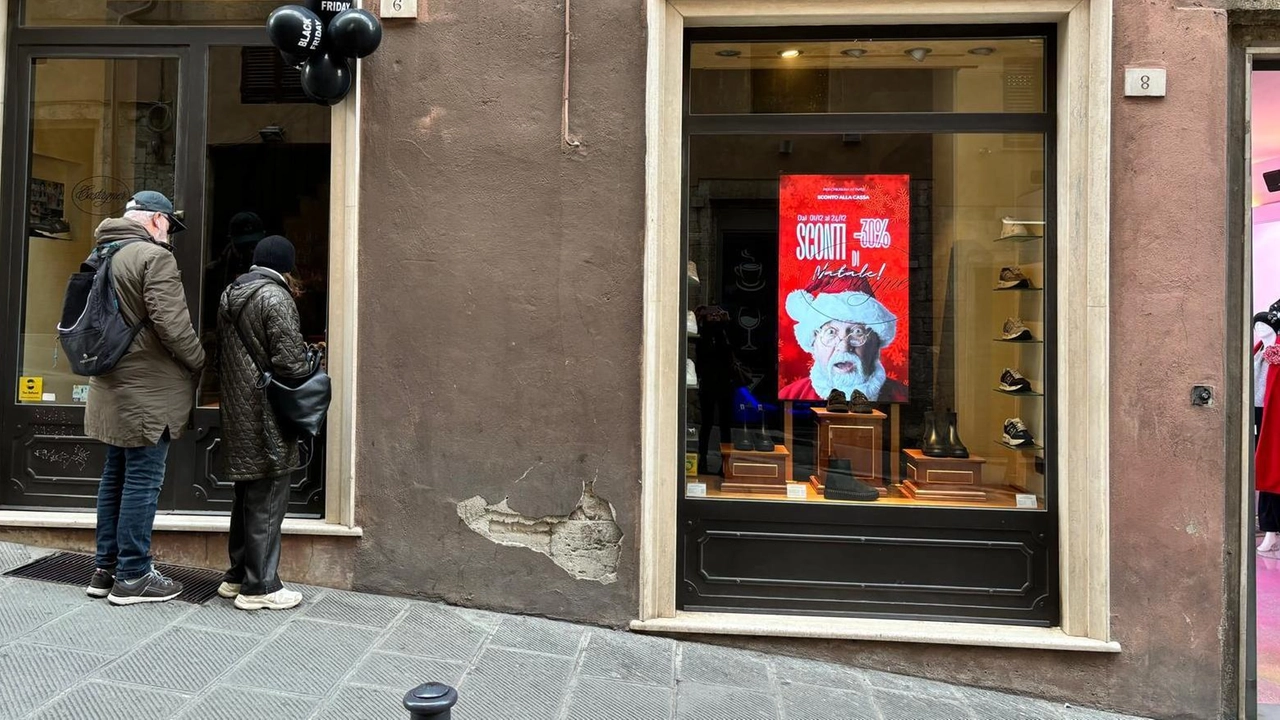 Le vetrine del negozio di via Calderini e, sotto, Federico Castagner Le vetrine del negozio di via Calderini e, sotto, Federico Castagner