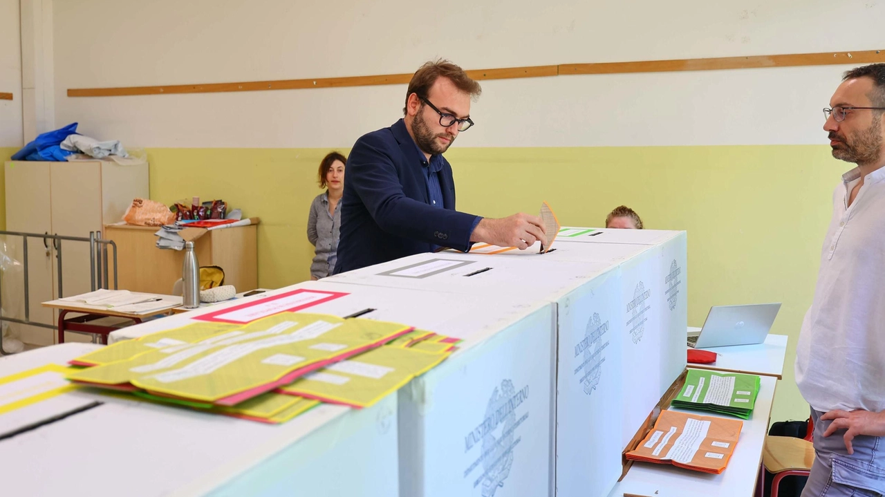 Il sindaco di Empoli, Alessio Mantellassi, al seggio per il referendum Il sindaco di Empoli, Alessio Mantellassi, al seggio per il referendum