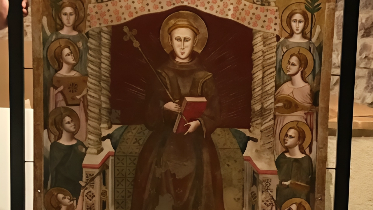 Il Gonfalone della Confraternita di San Francesco è tornato nella cripta di San Rufino al termine del restauro Il Gonfalone della Confraternita di San Francesco è tornato nella cripta di San Rufino al termine del restauro