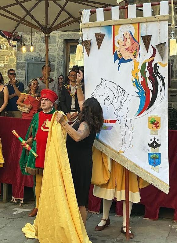 https://www.lanazione.it/image-service/view/acePublic/alias/contentid/M2I4OGFlYmUtNDRlZS00/0/palio-di-piancastagnaio-piace-il-drappellone-pop.jpeg?f=1.91:1&w=1200