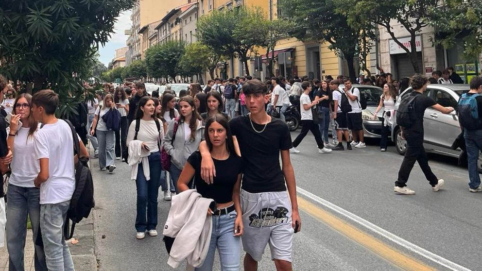 Via Benedetto Croce attraversata da centinaia di studenti e studentesse finalmente in sicurezza. Varchi presidiati dagli agenti della polizia municipale spazi sosta ‘kiss & drive’ in piazza Guerrazzi. Soddisfatti anche gli autisti dei bus. Via Benedetto Croce attraversata da centinaia di studenti e studentesse finalmente in sicurezza. Varchi presidiati dagli agenti della polizia municipale spazi sosta ‘kiss & drive’ in piazza Guerrazzi. Soddisfatti anche gli autisti dei bus.