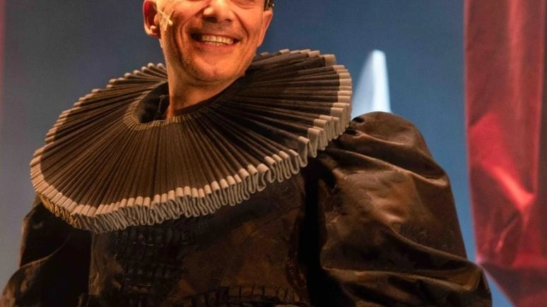 Supercartellone con 32 spettacoli, 24 di teatro e 8 di danza. Grandissimi nomi, debutti e produzioni dello Stabile umbro Supercartellone con 32 spettacoli, 24 di teatro e 8 di danza. Grandissimi nomi, debutti e produzioni dello Stabile umbro