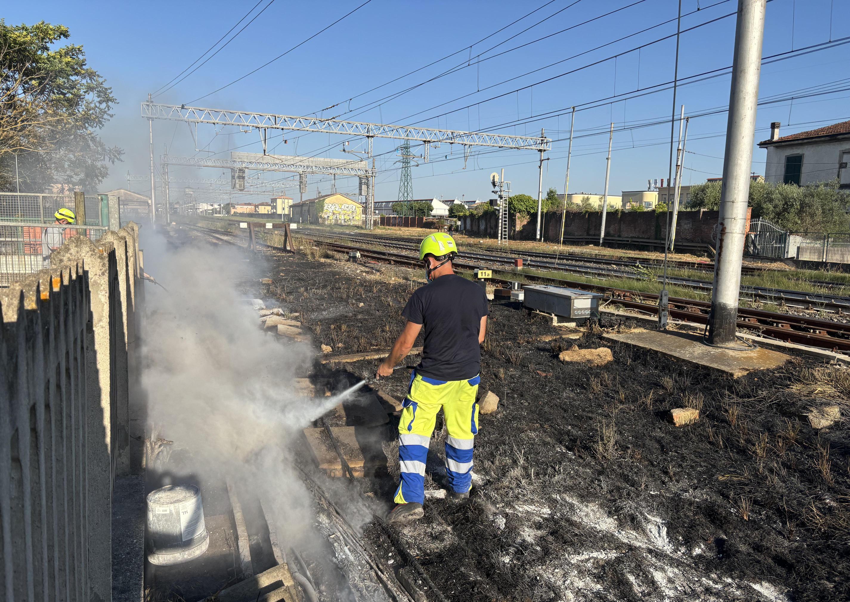 Incendi sulla ferrovia. Oltre 3mila assistiti Incendi sulla ferrovia. Oltre 3mila assistiti