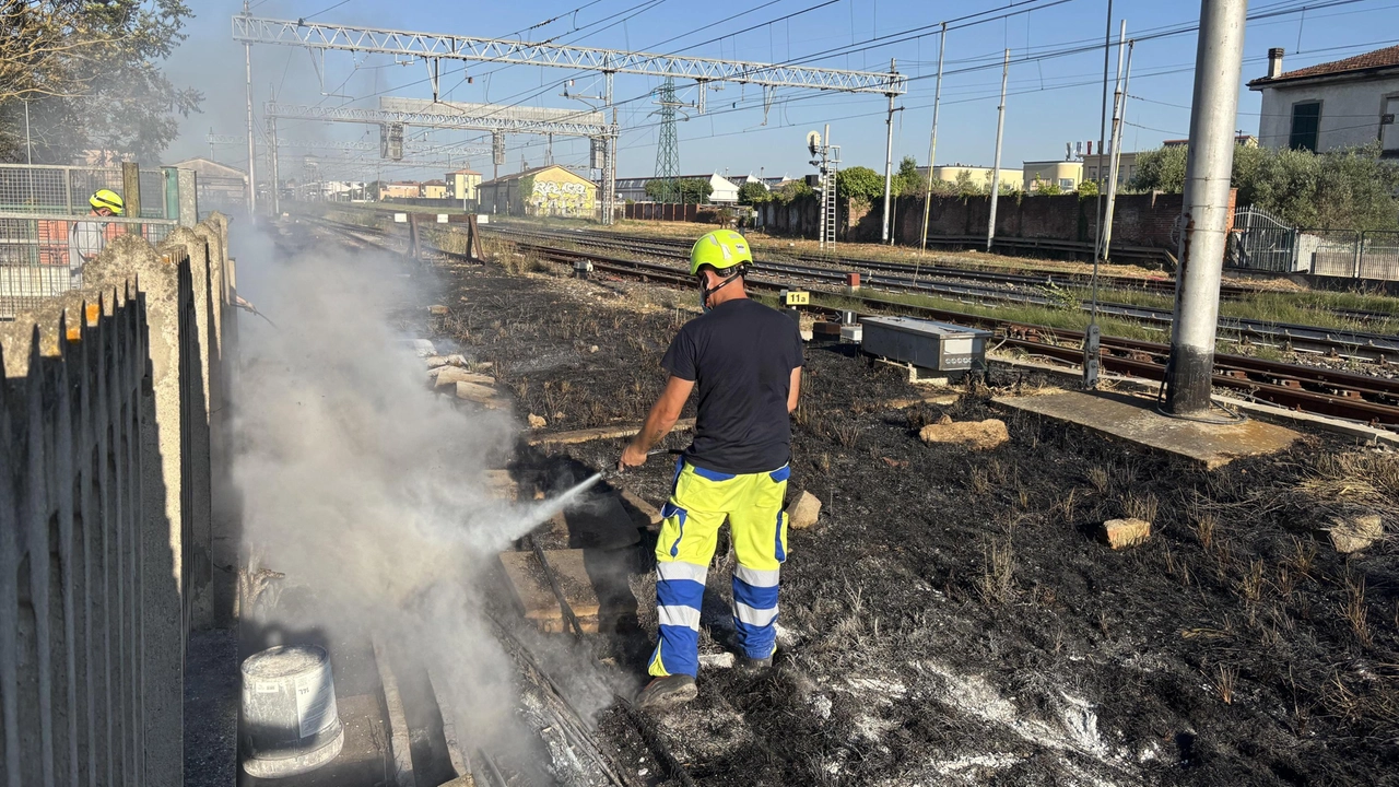 L’incendio sulla ferrovia in prossimità dei Villaggi a Pontedera ha mandato in tilt la circolazione dei treni per quasi quattordici ore