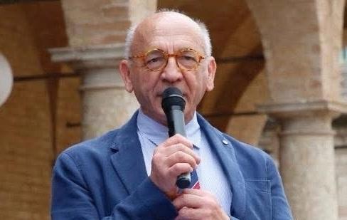 https://www.lanazione.it/image-service/view/acePublic/alias/contentid/M2I5ZDlhZmEtNWJmNS00/0/e-allarme-parcheggi-la-protesta-di-eolo-cicogna.jpeg?f=1.91:1&w=1200