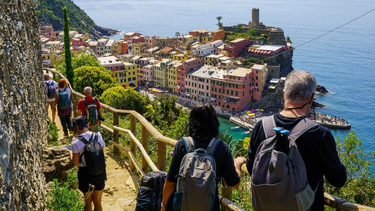 Turisti lungo i sentieri delle Cinque Terre. Gli aggiustamenti apportati dalla Regione alle tariffe del Cinque Terre Express non soddisfano le associazioni Turisti lungo i sentieri delle Cinque Terre. Gli aggiustamenti apportati dalla Regione alle tariffe del Cinque Terre Express non soddisfano le associazioni