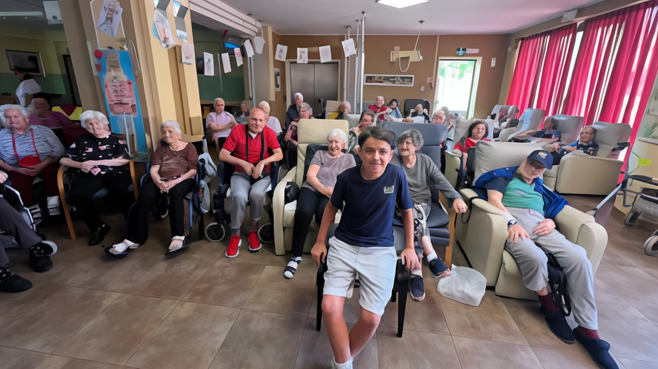 Un momento dell’incontro del giovanissimo pianista Alessandro Mazzoni che ha suonato per gli anziani ospiti di Villa Pascoli a Barga