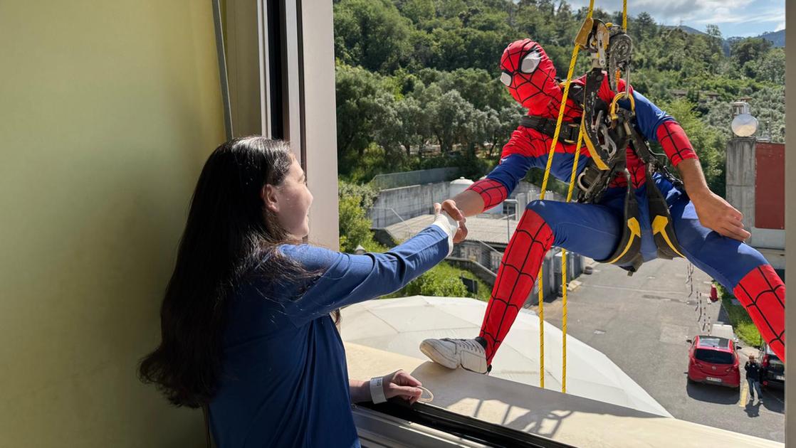 “Guarda, c’è Spiderman alla finestra”. I supereroi regalano un sorriso ai piccoli pazienti: “Non siete soli”