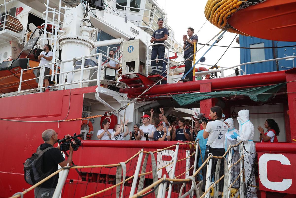 Migranti, marcia indietro. La Ocean Viking approda in Sicilia