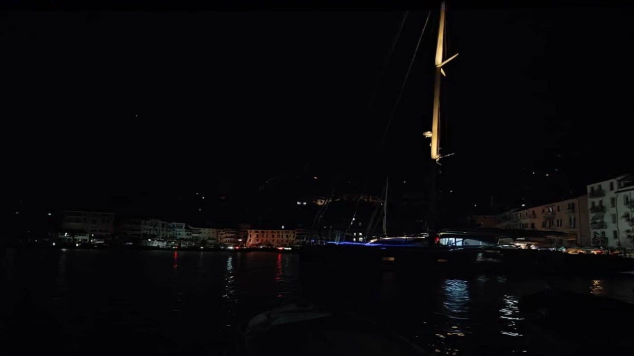 Un'immagine di Porto Santo Stefano al buio (Foto Facebook/Pd Monte Argentario)
