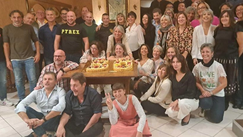 A Santa Croce, i ragazzi del 1974 hanno celebrato il loro 50° compleanno al ristorante "A Buzzo Pieno", organizzando l'evento tramite WhatsApp. L'iniziativa ha rafforzato legami e ricordi, con parte dei proventi devoluti in beneficenza ad Abbracciami per sostenere ragazzi autistici e con disabilità. A Santa Croce, i ragazzi del 1974 hanno celebrato il loro 50° compleanno al ristorante "A Buzzo Pieno", organizzando l'evento tramite WhatsApp. L'iniziativa ha rafforzato legami e ricordi, con parte dei proventi devoluti in beneficenza ad Abbracciami per sostenere ragazzi autistici e con disabilità.