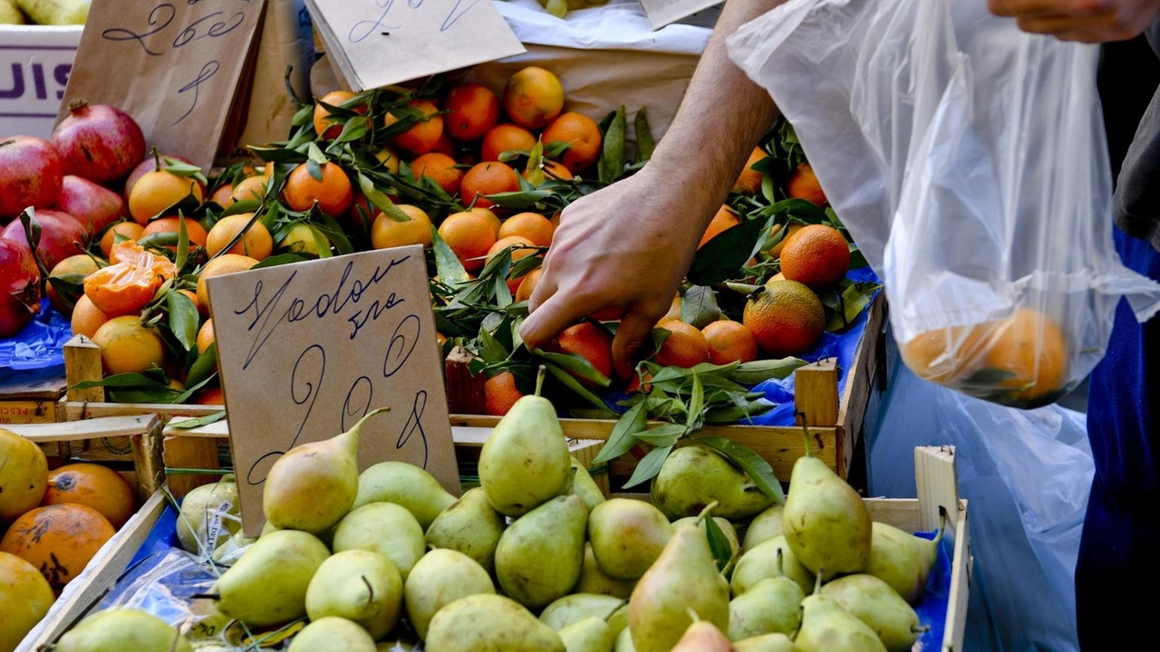 Dall'1,6% di maggio, confermate stime. In un mese prezzi +0,2% Dall'1,6% di maggio, confermate stime. In un mese prezzi +0,2%